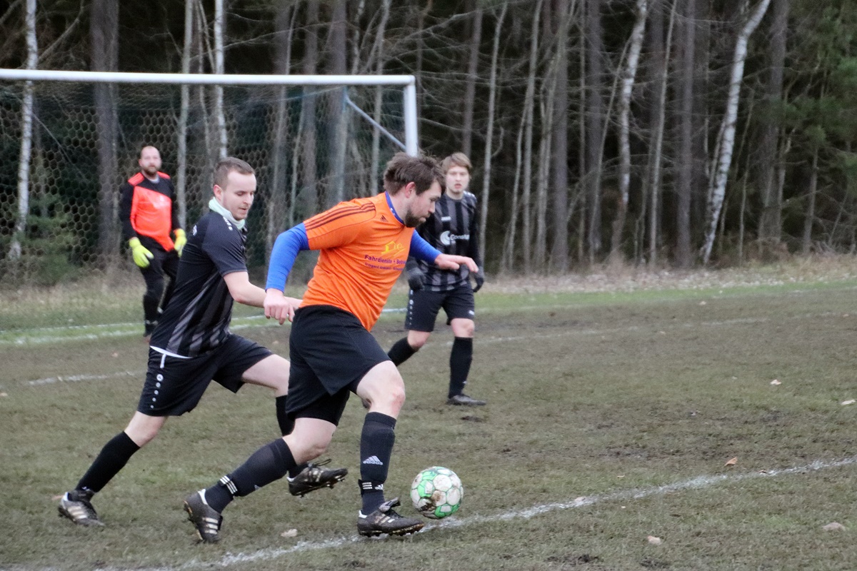 Zweifacher Torschütze: Fabian Waldmann (orange). Foto: Jürgen Masching