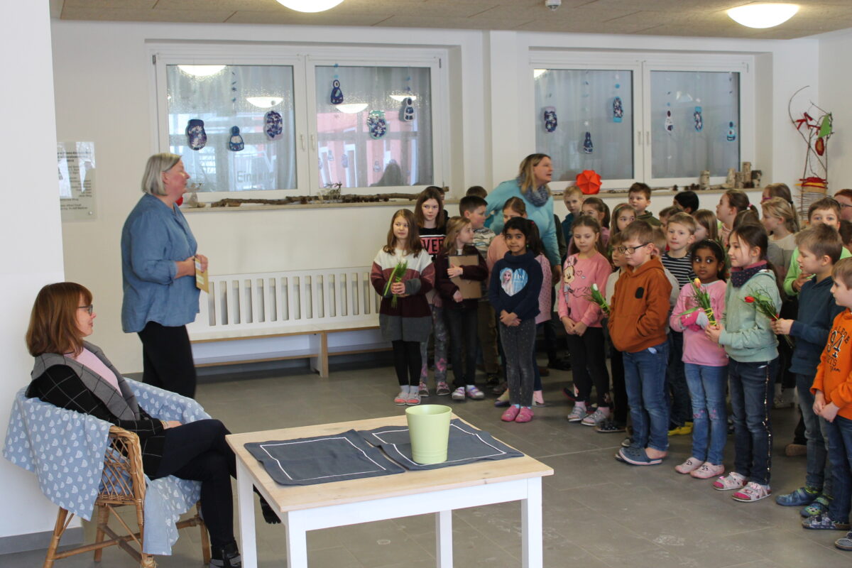 Die Schülerinnen und Schüler der Waldthurner Grundschule verabschieden Sonja Schärtl (links). Foto: Franz Völkl