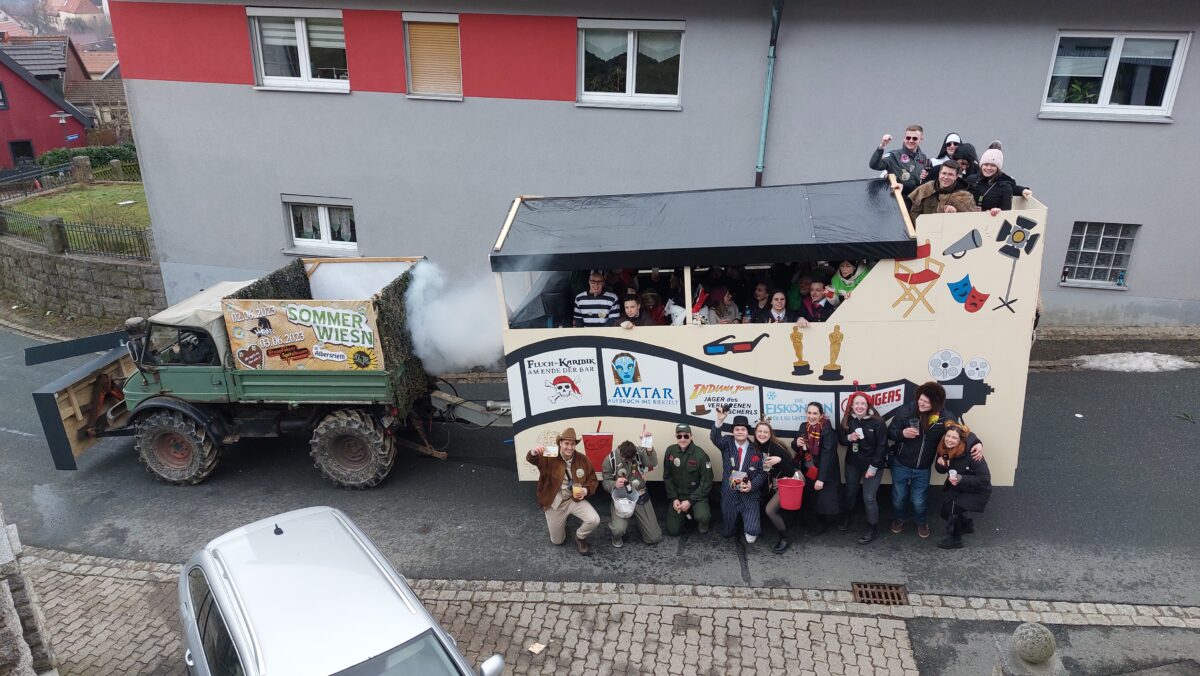 Die Waldthurner Landjugend ist mit Faschingswagen und 50 jungen Maschkerern in den Straßen von Flossenbürg unterwegs. Foto: Franz Völkl