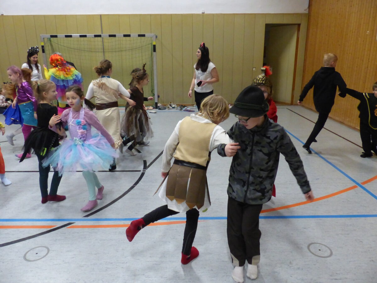 Tolle Schulstunden mit Toben und Tanzen. Foto: Sieglinde Schärtl