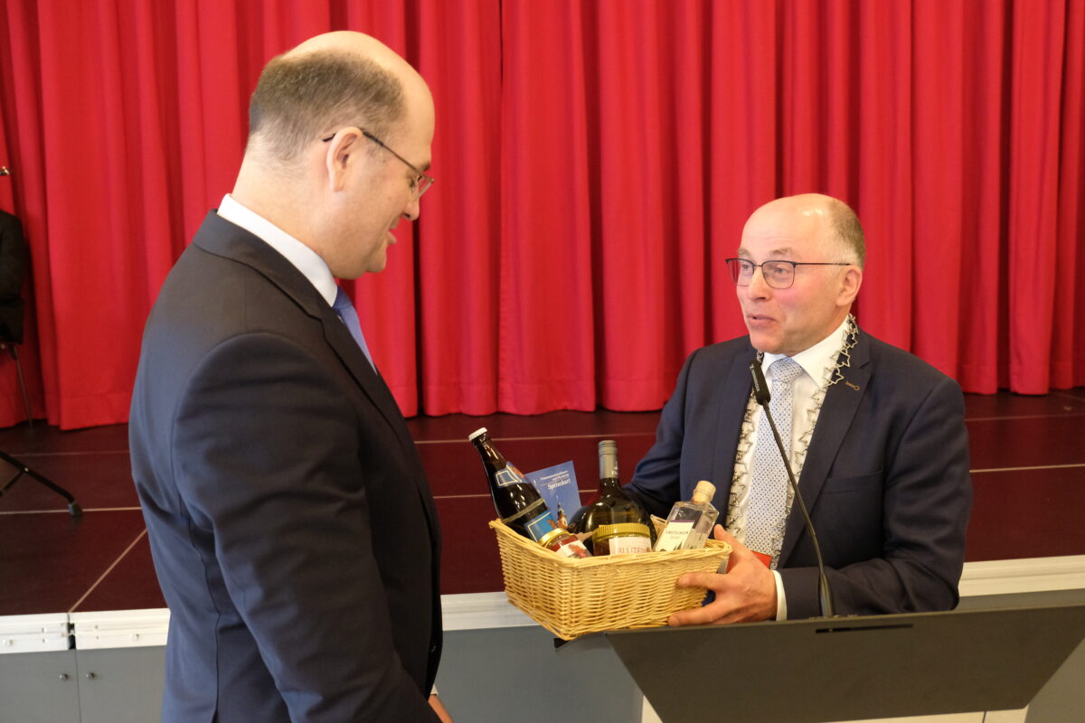 Ein Tragerl Klosterbier und eine Brotzeit aus regionaler Produktion für den „Oberpfälzer“
Finanzminister musste sein. Foto: Robert Dotzauer