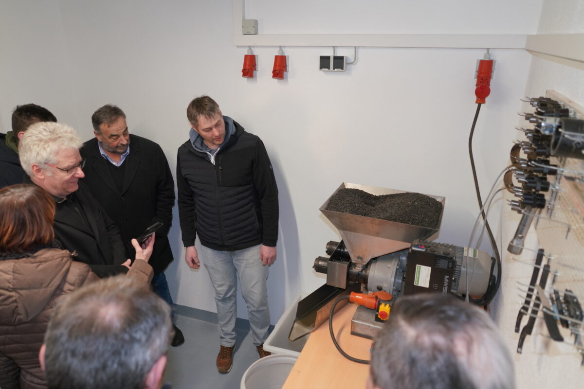 Markus Schaller (rechts) erklärt die Abläufe in seiner neue Bioölmühle. Foto: Franz Völkl

