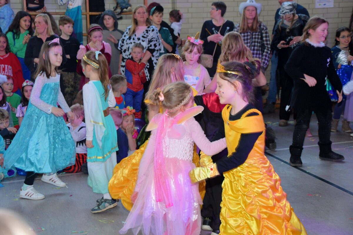 Schöne Kostüme und ausgelassene Kinder: Die Party war ein voller Erfolg. Foto: Rainer Rosenau