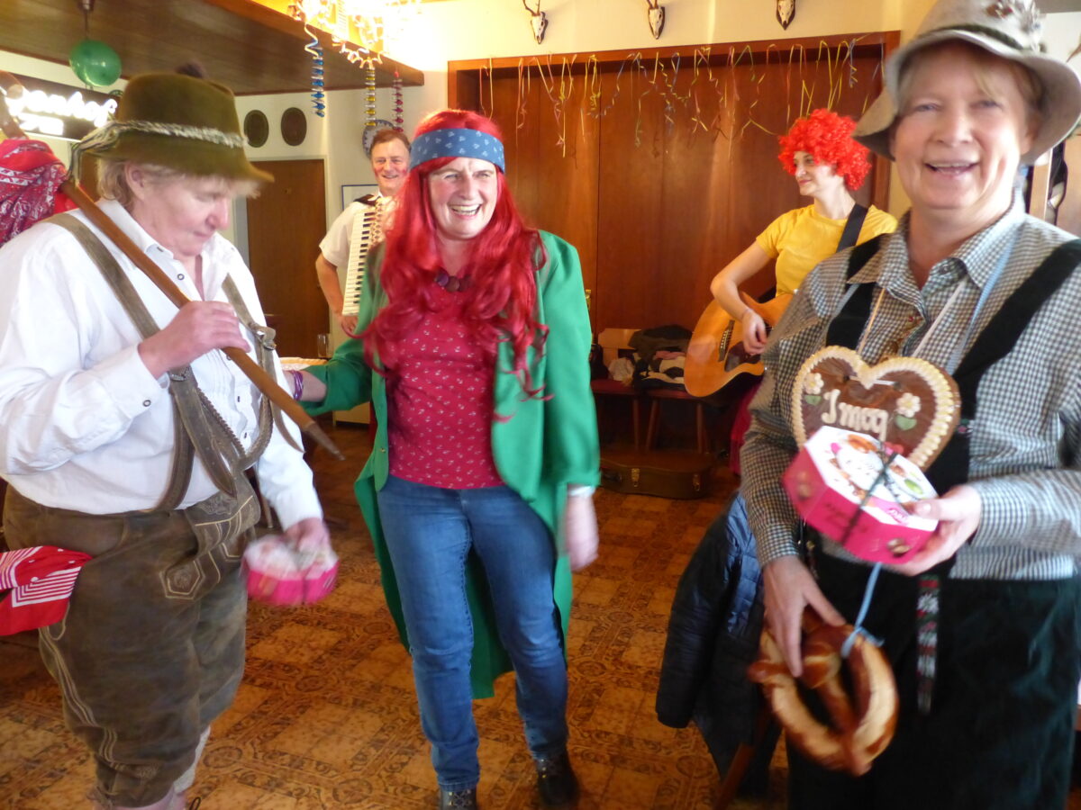 Die Landfrauen feierten ausgelassen und tanzten zu bekannten Liedern. Foto: Sieglinde Schärtl