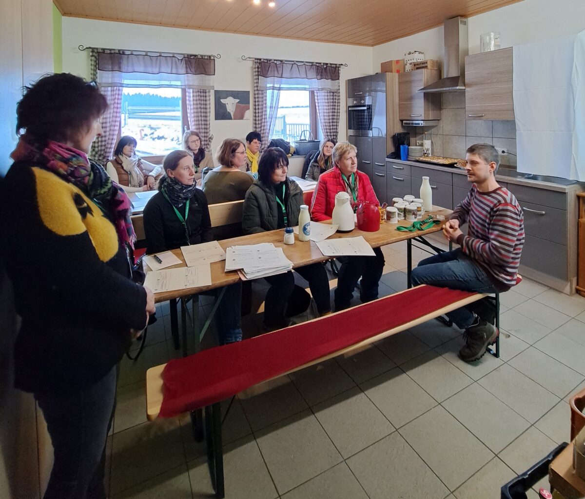Christiana Enslein vom AELF Tirschenreuth-Weiden (links) gibt Informationen an die Teilnehmer des Netzwerktreffens weiter. Foto: Judith Zeitler