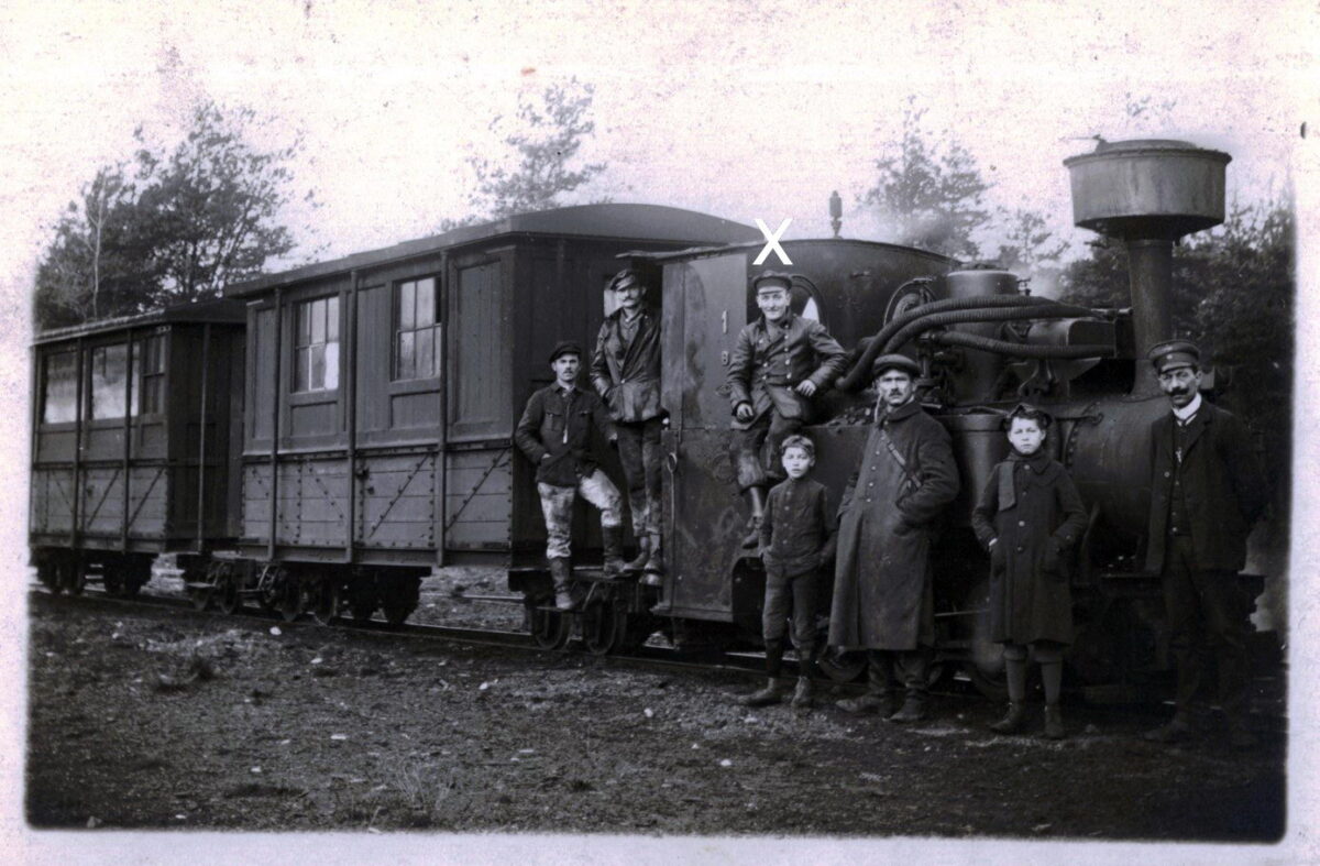 Auf einem Bild von 1925 erkannte Engelbert Reiter (93) seinen Vater Adam Reiter als Lokführer auf der Feldbahn wieder. Foto: Gerald Morgenstern 