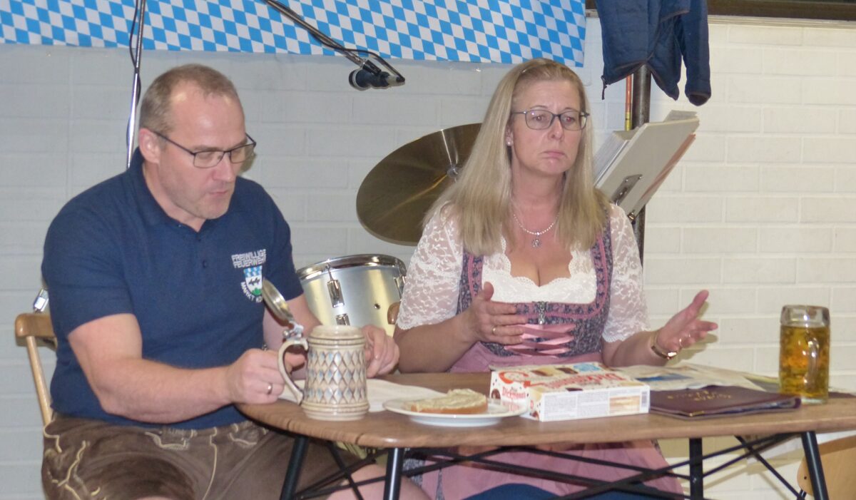 Andreas Fischer und Alexandra Kurz beim Sketch beim Starkbierfest der FW Kohlberg