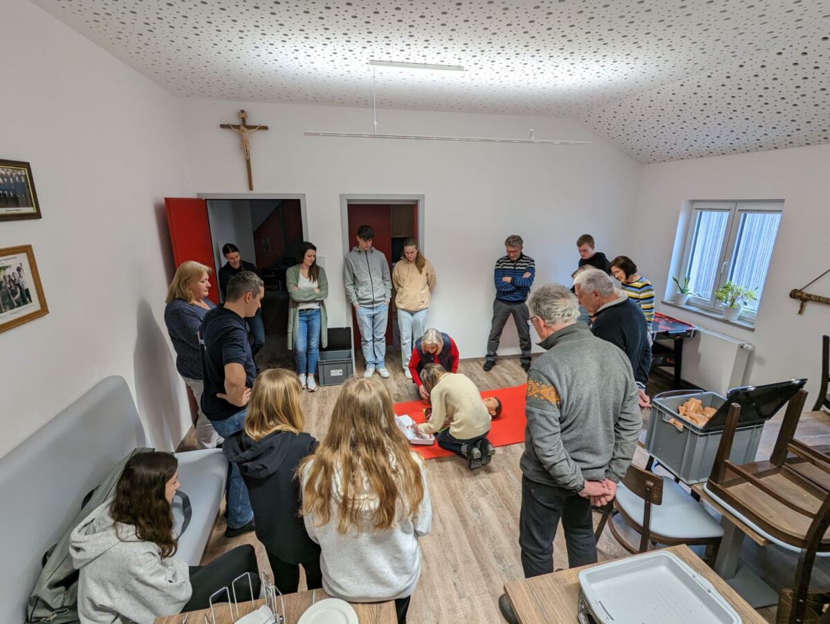 16 Teilnehmer von Jung bis Alt kamen für den Erste-Hilfe-Kurs zusammen. Foto: Andreas Eckert