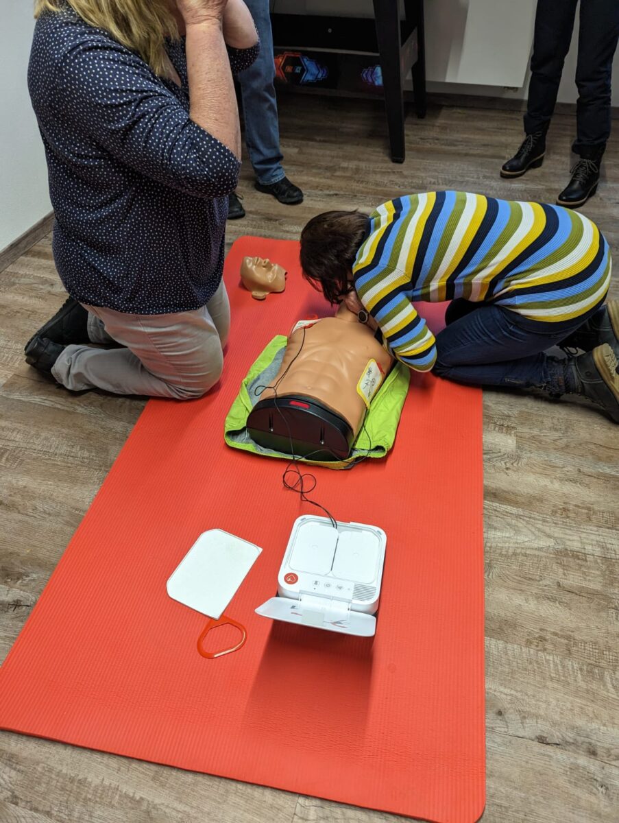 Der richtige Umgang mit einem Defibrillator gehört zu den wichtigsten Voraussetzungen. Foto: Andreas Eckert