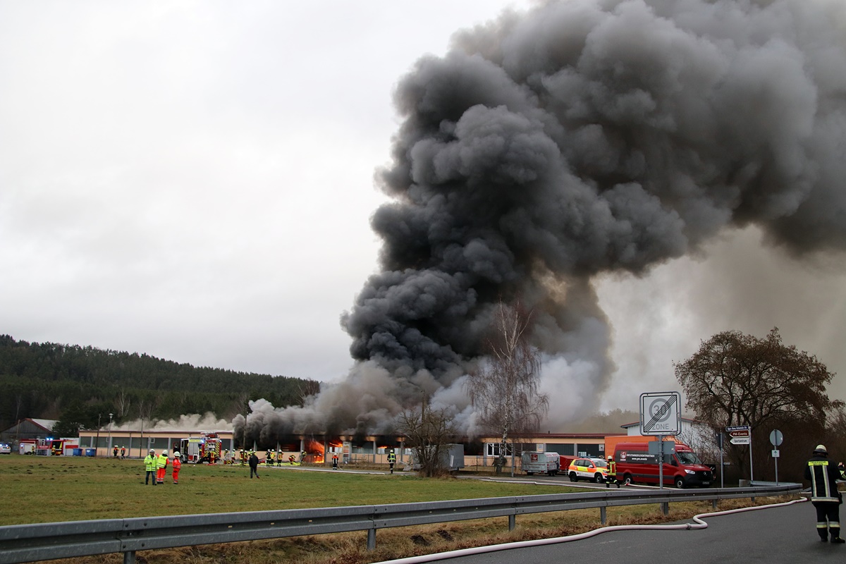 Großbrand 03.01.2022 / Blick vom Feuerwehrhaus zur Einsatzstelle. Foto: J. Masching