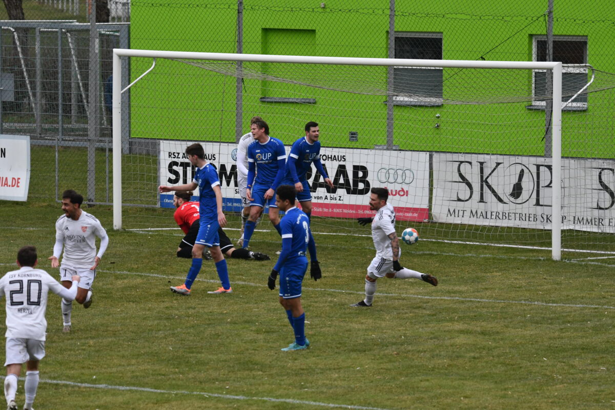 Die Weidener sind fassungslos: Das vom TSV Kornburg umjubelte 1:0 durch Cagli Firat. Foto: D. Nachtigall