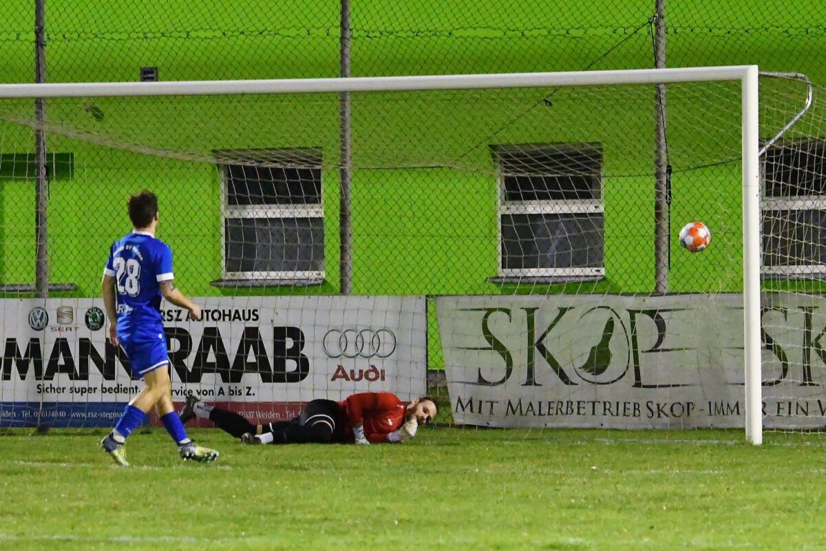 Kaum war die erste Minute vorbei, stand es 1:0 für die Gäste aus Regensburg. Foto: Dagmar Nachtigall