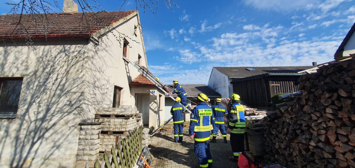 Bei der gemeinsamen Einsatzübung von Feuerwehr Neuzirkendorf, THW Pegnitz und BRK Bayreuth kam die „schiefe Ebene“ zum Einsatz. Foto: Feuerwehr Neuzirkendorf/Katharina Gradl