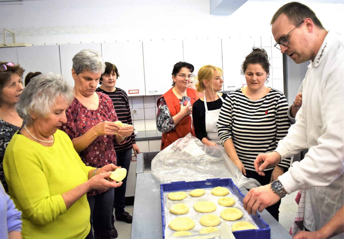 Bäckermeister Florian Pappenberger gibt Tipps und Tricks beim Küchelbacken. Foto: Renate Gradl