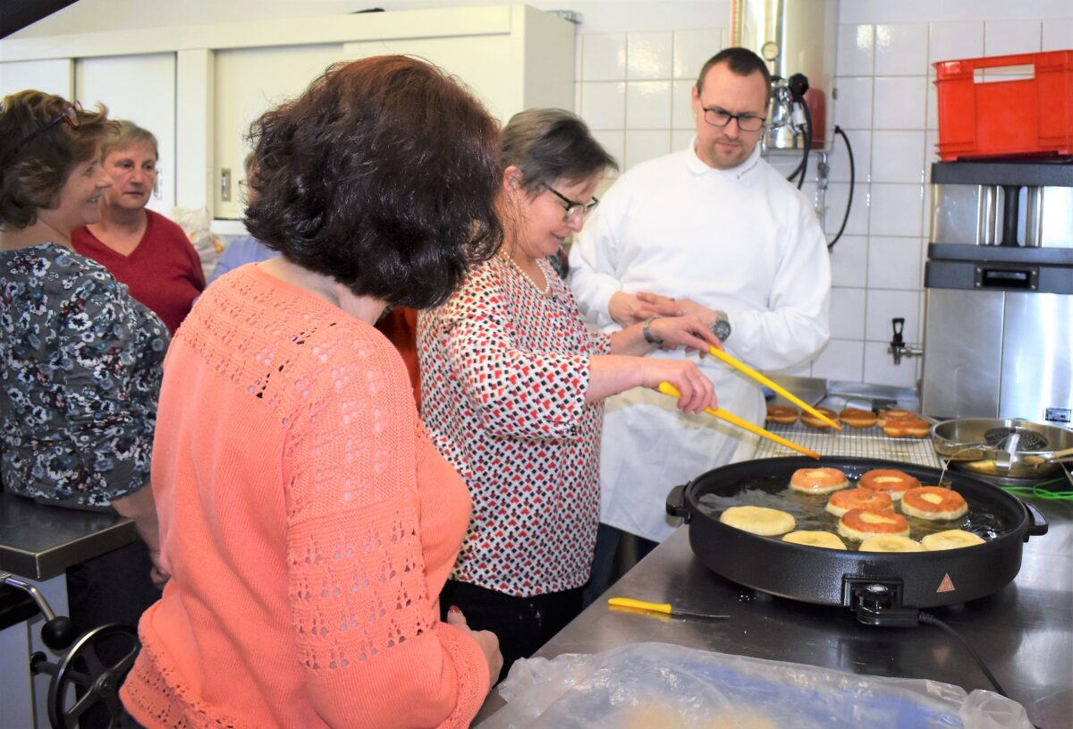Bäckermeister Florian Pappenberger gibt Tipps und Tricks beim Küchelbacken. Foto: Renate Gradl
