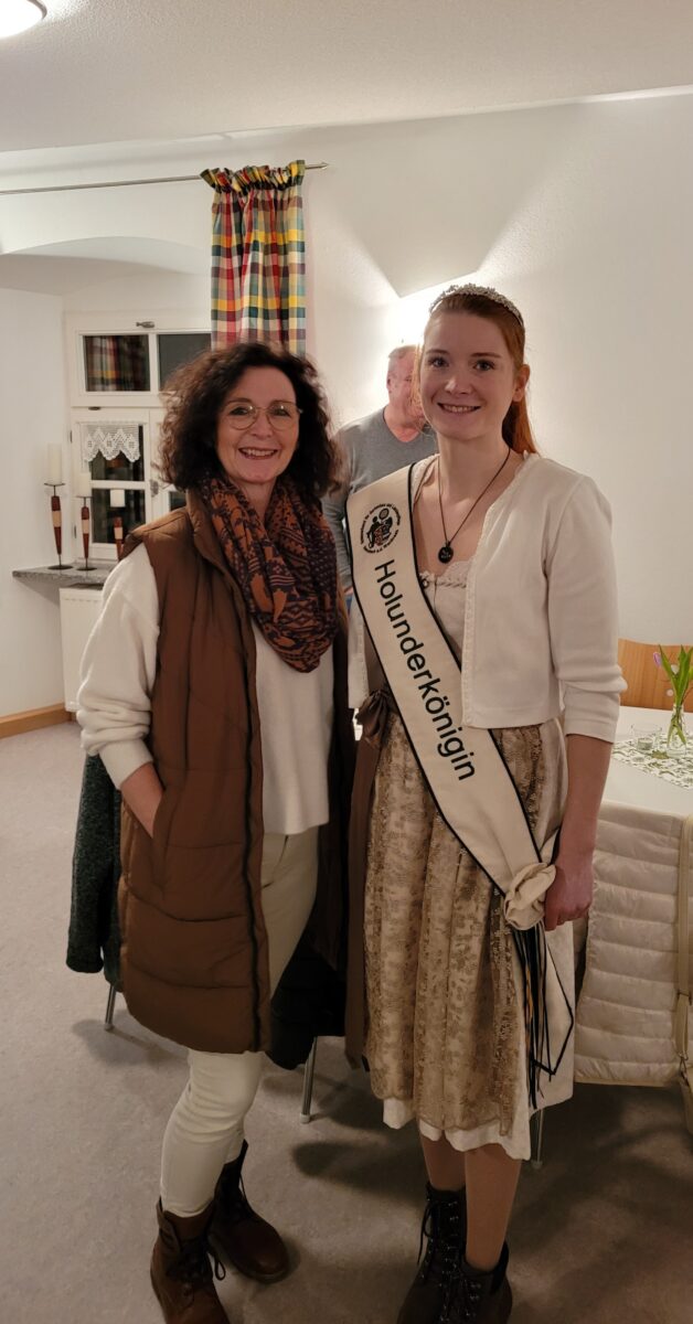 Holunderkönigin Monika Bernhard (links) freute sich über den Ehrenabend beim Obst- und Gartenbauverein. Foto: Gaby Buchbinder