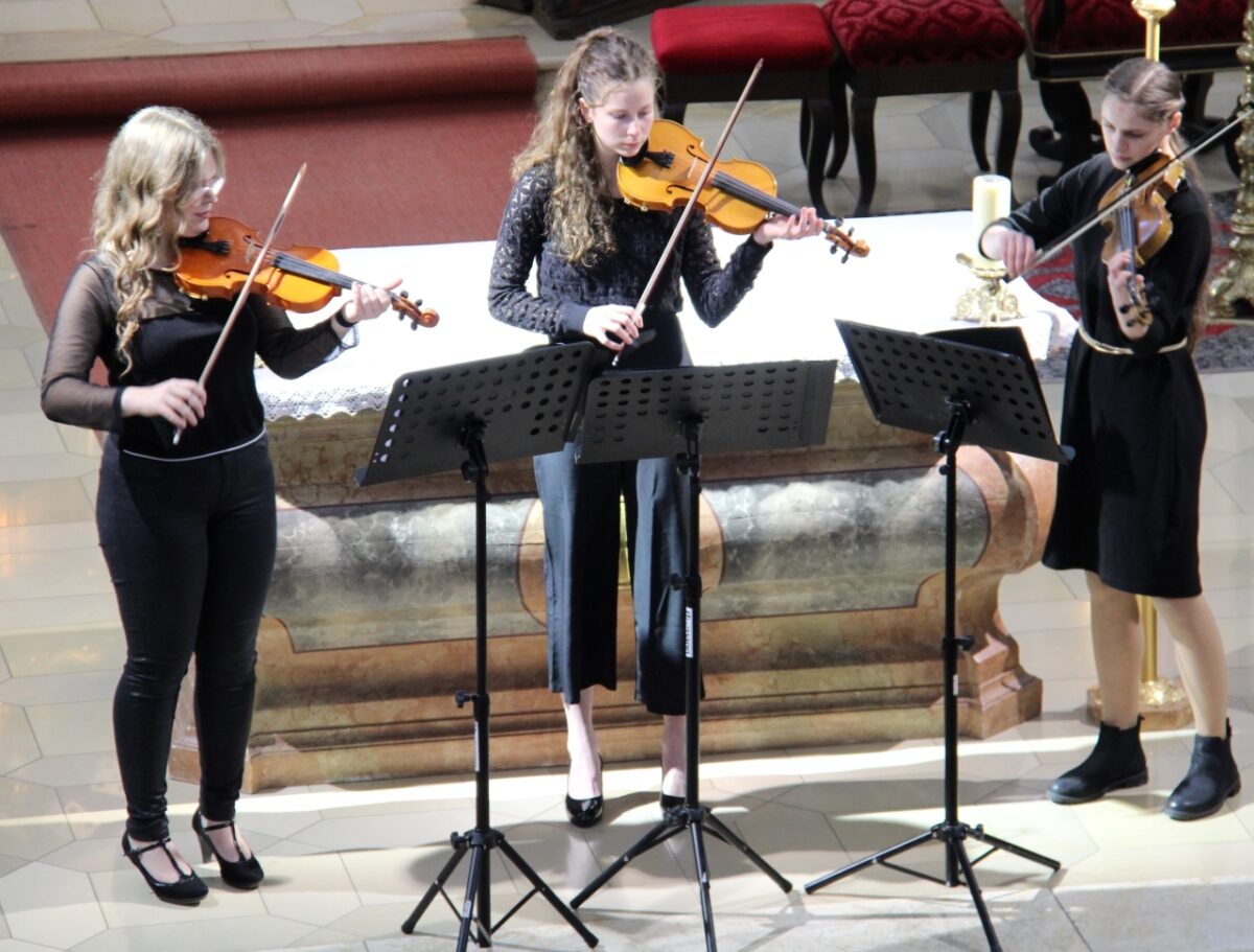 Franziska Wüst, Lilly Würschinger und Livia Wiebe (von links) stellten ihr Können als Geigentrio unter Beweis. Foto: Hans Prem