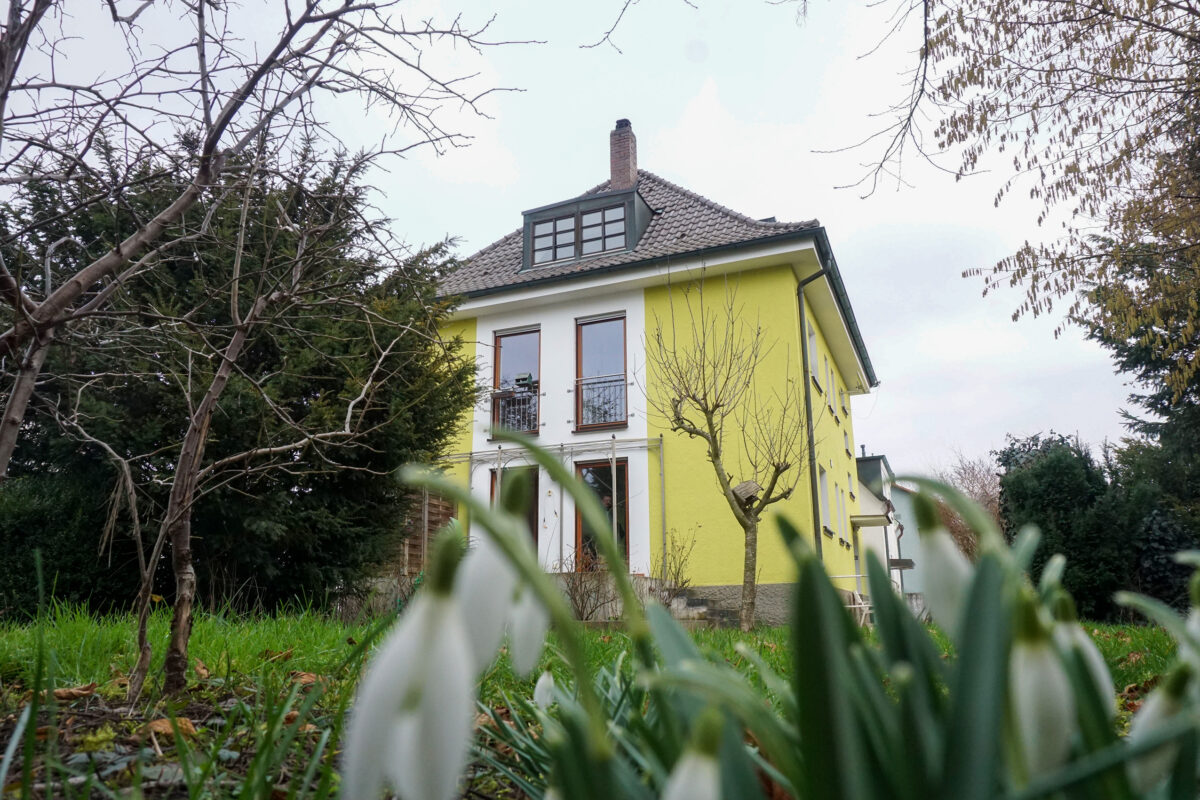 Das frisch renovierte Haus bietet mit großzügigem Garten und Terrasse viel Platz für Gemeinschaft. Foto: Misch/OTH Amberg-Weiden
