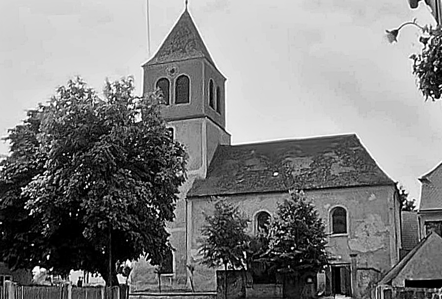 Die Jakobskirche mit Kriegerdenkmal im Jahre 1958. Foto: Archiv