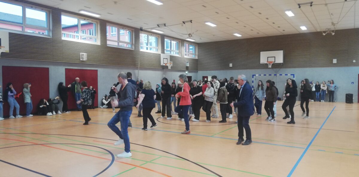 Alle Besucher durften sich beim Tanz in der Turnhalle selbst einbringen. Foto: Mittelschule Altenstadt 