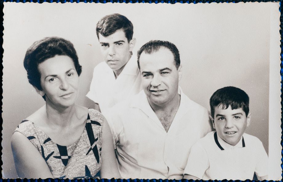 Rachel Hanan mit Ehemann Shlomo und den Söhnen Doron und Yaron Anfang der 60er. Foto: Jonas Opperskalski / laif
