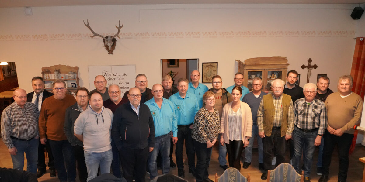 Die Siedlergemeinschaft Waldthurn e.V. mit der neuen Vorstandschaft um Vorsitzenden Ludwig Eger (Siebter von rechts) und geehrten Mitgliedern. Foto: Franz Völkl