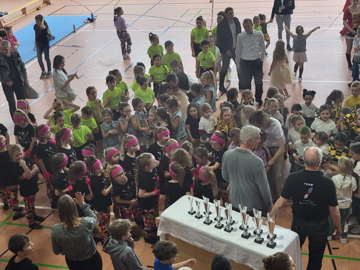Die Little Dancers holen sich ihren Siegerpokal beim ersten Wettbewerb ab. Foto: SV Grafenwöhr Tanzen