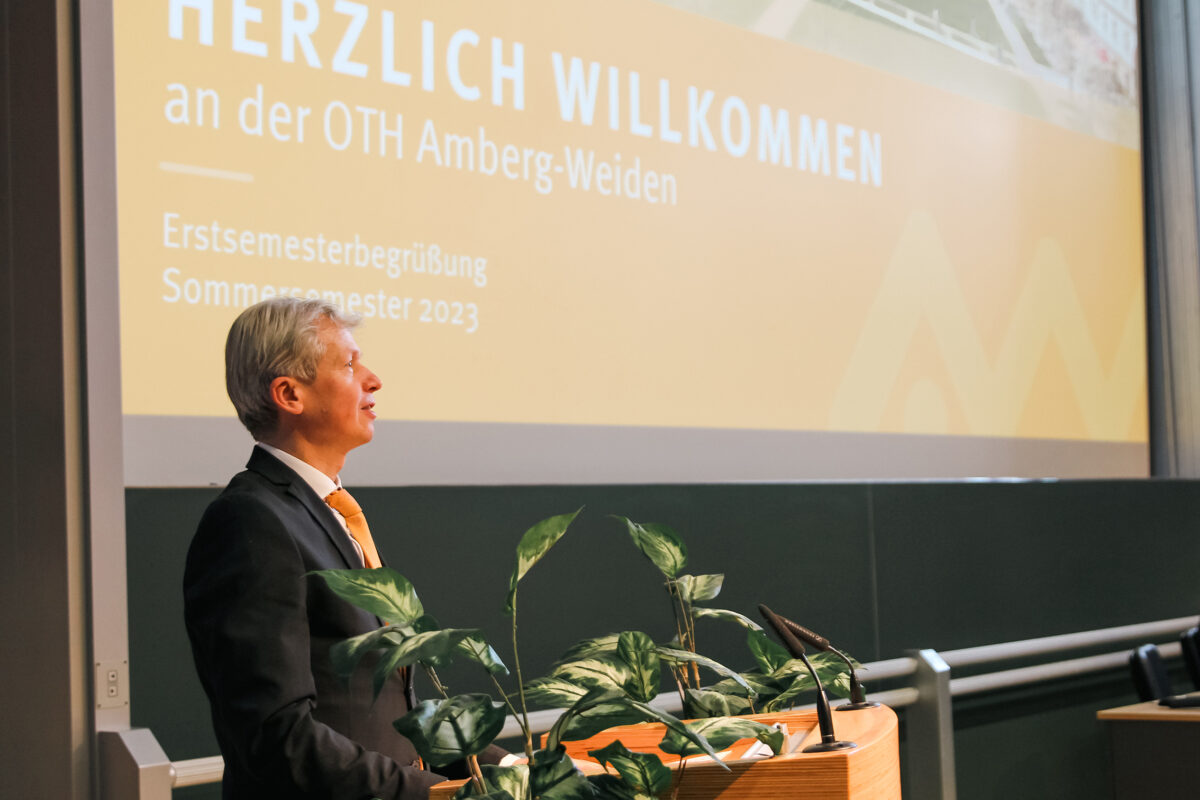 Hochschulpräsident Prof. Dr. Clemens Bulitta begrüßt die StudienanfängerInnen im Siemens Innovatorium am Campus Amberg. Foto: Wiesel/OTH Amberg-Weiden