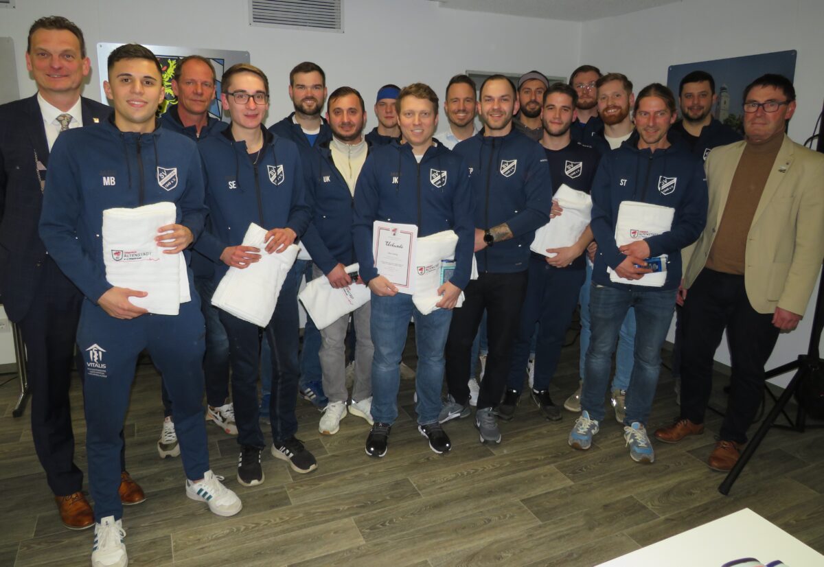 Ausgezeichnet wurden auch die Fußballer der Seniorenmannschaft des SV Altenstadt bei der Sportlerehrung. Foto: Johann Adam