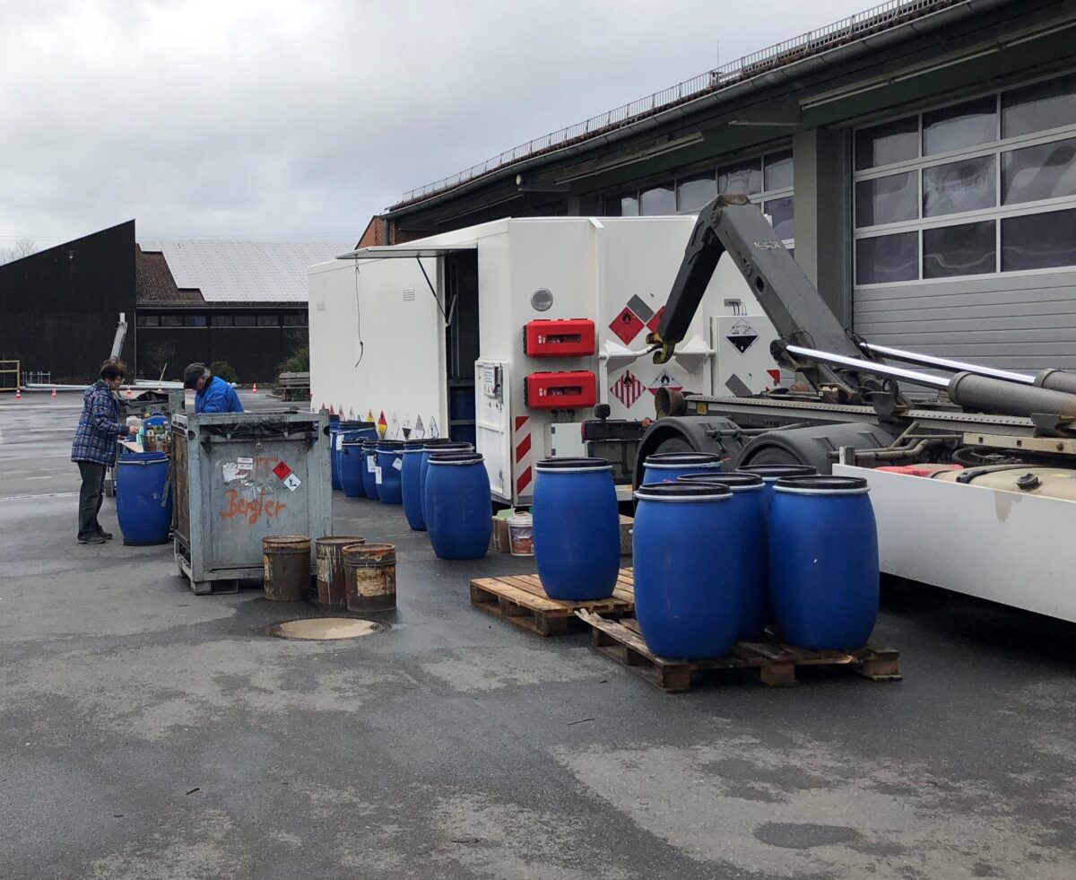 Der Problemmmüll ist in blaue Fässer verpackt worden und wird nun zur Verbrennungsanalage nach Ingolstadt geschickt. Foto: Stadt Weiden/S.Robl