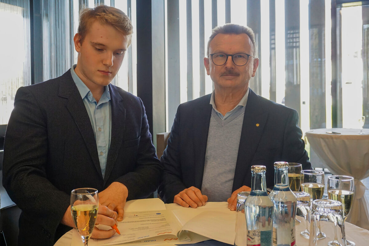 Vizepräsident Prof. Ulrich Müller und Ivan Aleksandrov bei Unterzeichnung der
Stipendienvereinbarung. Foto: Misch/OTH Amberg-Weiden
