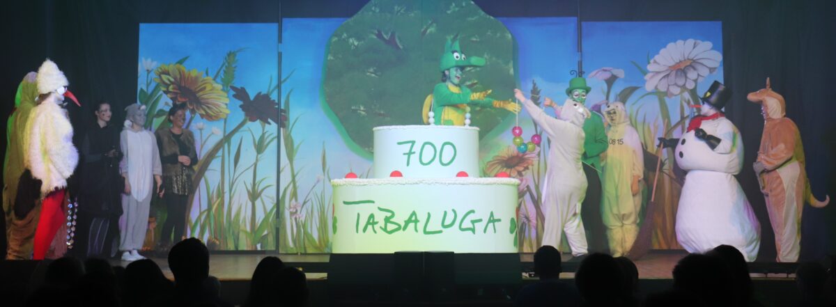 Viele Freunde feiern mit dem 700 Jahre jungen Drachen Tabaluga seinen Geburtstag. Als Geschenke überreichen sie wertvolle Ketten der Freundschaft. Foto: Doris Mayer-Englhart