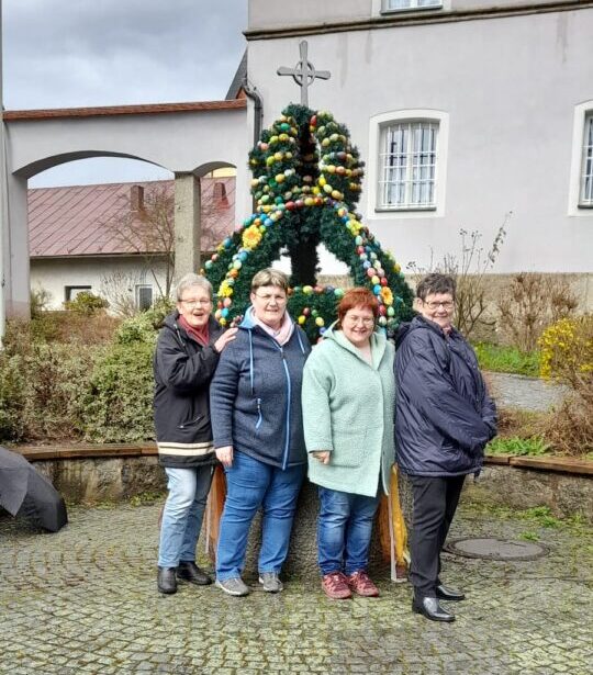 Annette Zahn, Martina Bonczyk, Ramona Meißner und Hedwig Frank haben den Osterbrunnen erschaffen. Foto: Tom Kreuzer