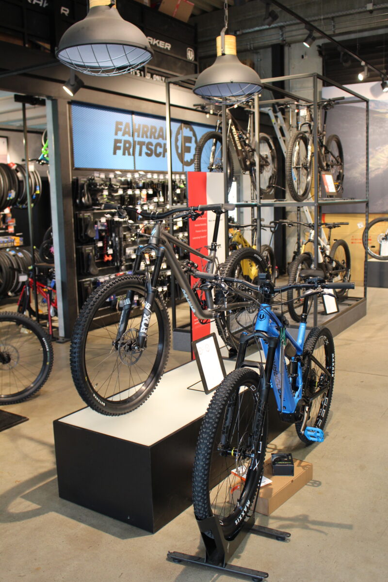 Auf einer Fläche von 400 Quadratmeter findet man bei Fahrrad Fritsch Bikes von Specialized, Santa Cruz und Mondraker. Foto: Theo Kurtz