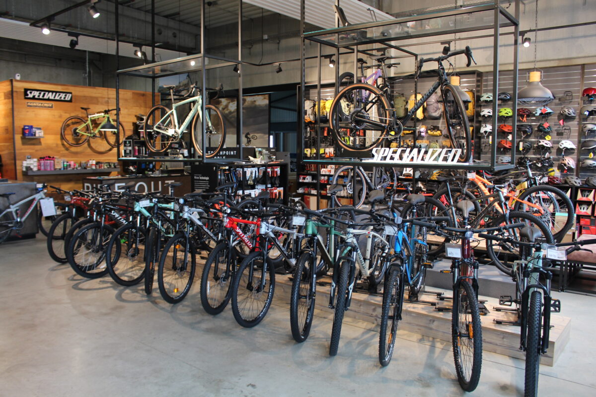 Auf einer Fläche von 400 Quadratmeter findet man bei Fahrrad Fritsch Bikes von Specialized, Santa Cruz und Mondraker. Foto: Theo Kurtz