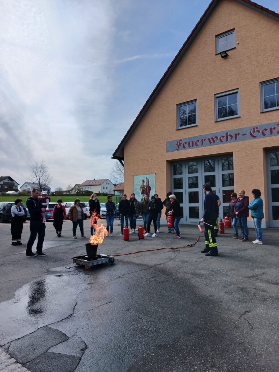 Das Team des Kinderhauses Pusteblume bekommt eine Schulung zum Thema Brandschutzbekämpfung Foto: Tanja Hoss