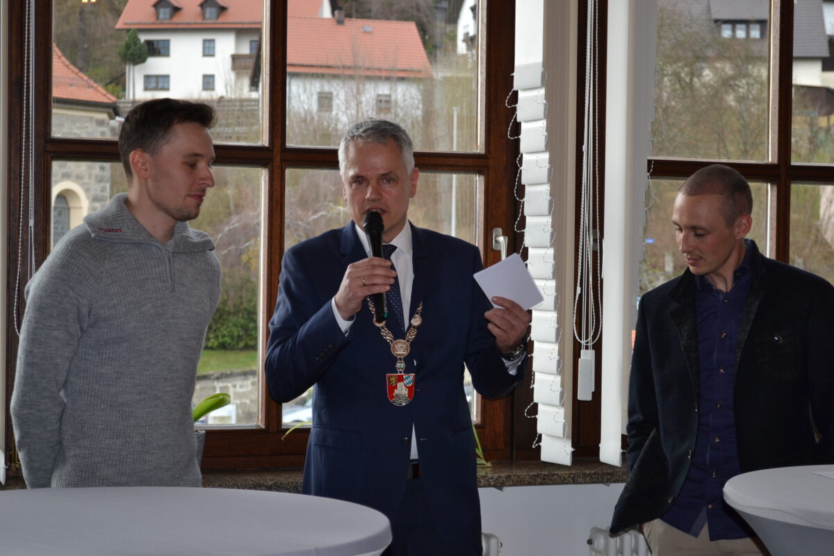 Bürgermeister mit Topsportlern: Thomas Meiler mit Eric Frenzel und dessen Teamkollegen Terence Weber.  Foto: Udo Fürst 
