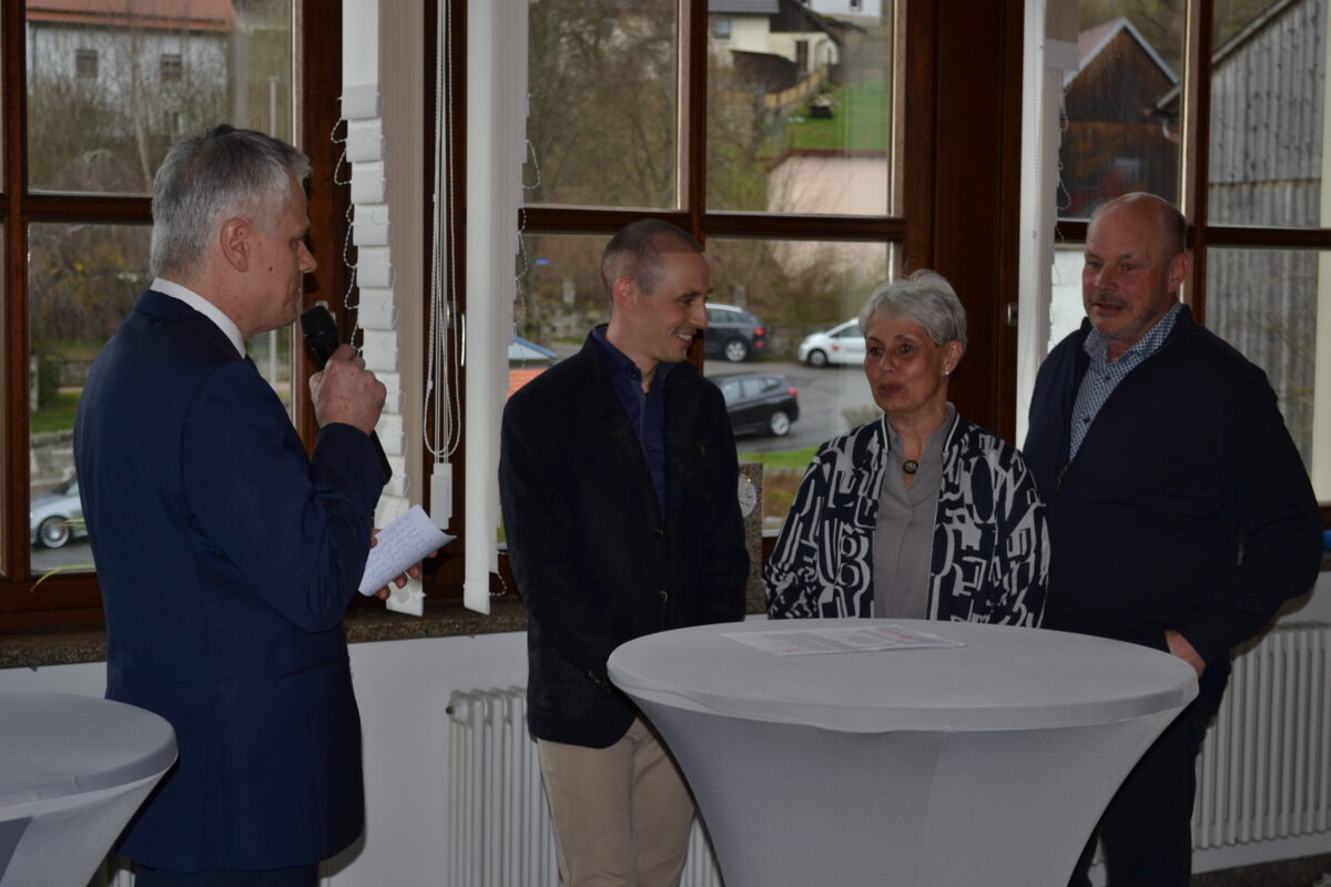 Bürgermeister Thomas Meiler begrüßte zum Empfang auch Frenzels Eltern Silke und Uwe. Foto: Udo Fürst