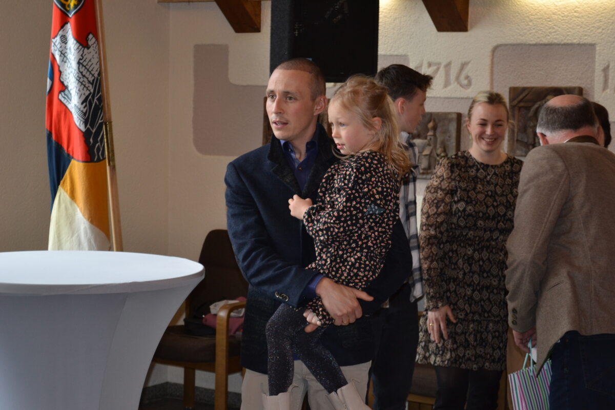 Eric Frenzel mit Tochter Emma. Im Hintergrund seine Frau Laura und Sohn Philipp. Foto: Udo Fürst