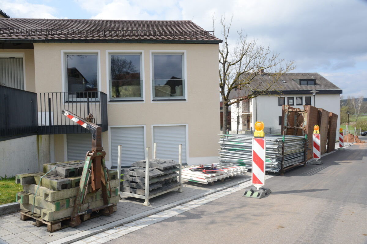 Mit den Kanalbauarbeiten beginnt die Baumaßnahme Erweiterung Kinderhaus
um zwei Kinderkrippengruppen. Foto: Walter Beyerlein