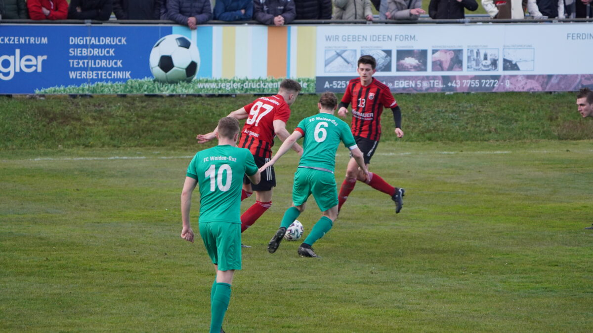 Mit einem 1:1-Unentschieden trennten sich der SC Luhe-Wildenau und Aufsteiger FC Weiden Ost im Nachholspiel am Dienstag. Fotos: Oliver Bartosch