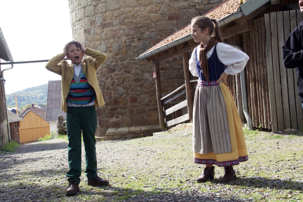  Zeitreise Burg Thanstein Kids-Special mit Valentin Geissler als Orts-Trunkenbold, der einen Turm gekauft hat und der Dorfmagd (Annika Gitter). Foto: OVIGO-Theater
