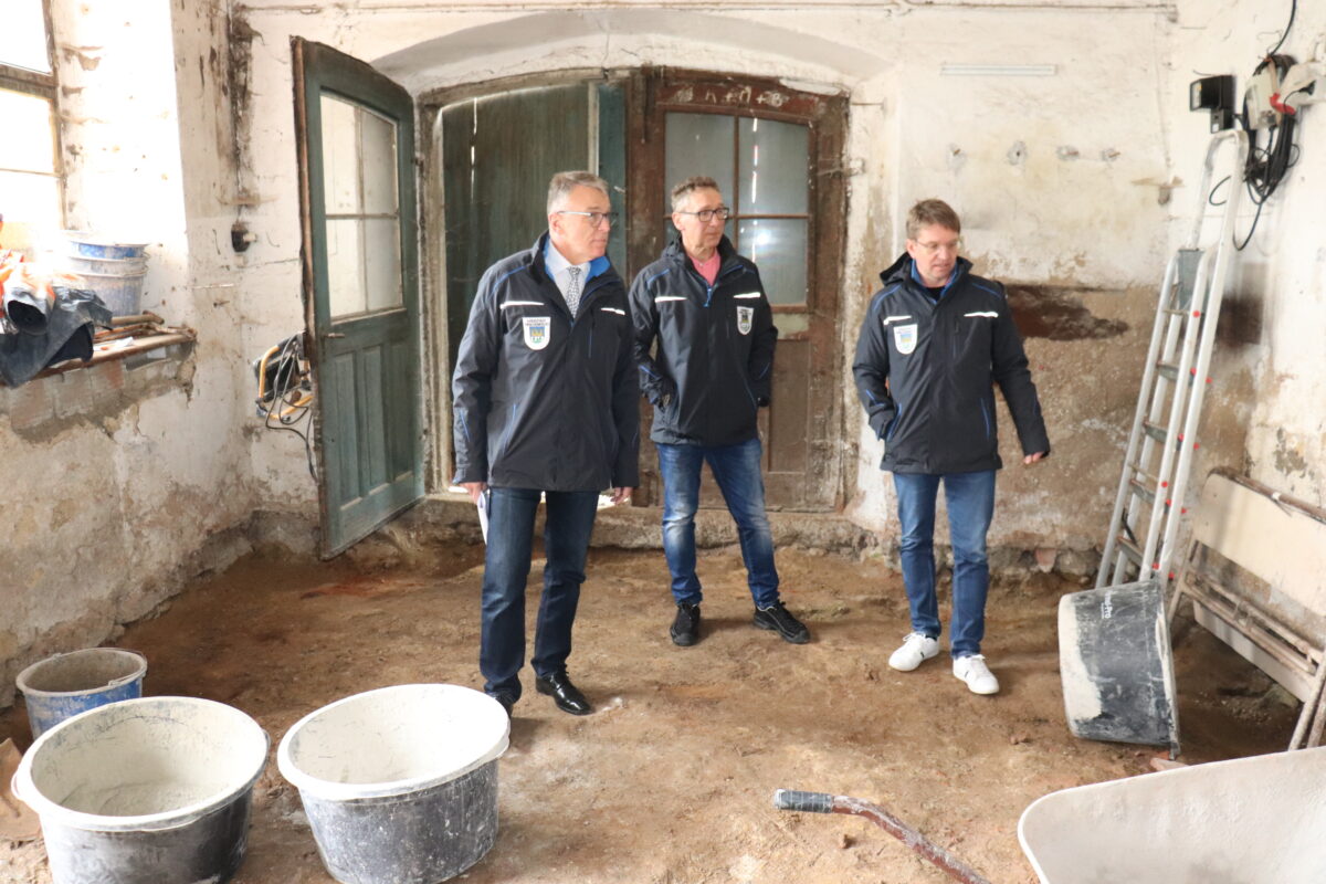 Franz Stahl, Robert Reith und Andreas Ockl (v.l.) in der alten Werkstatt. Foto: Stadt Tirschenreuth
