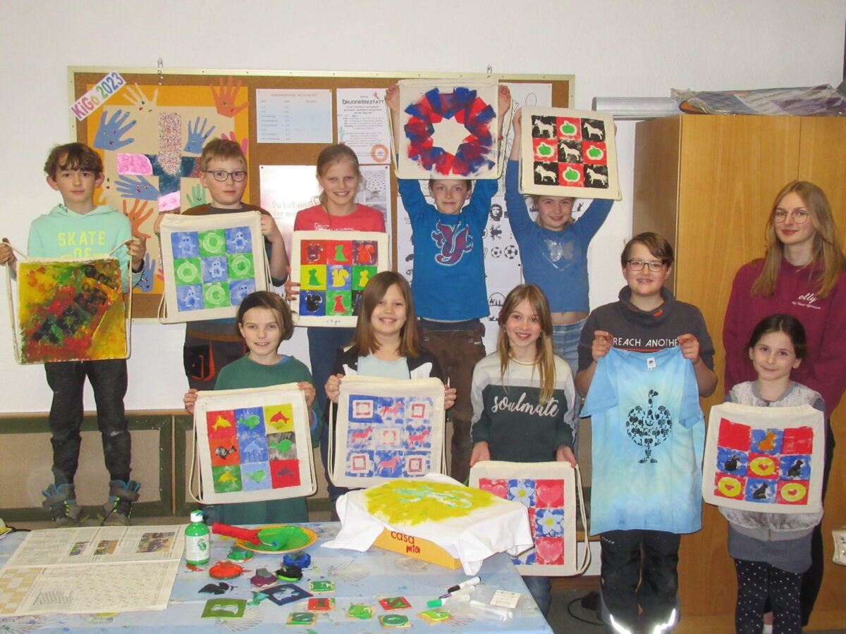 Stolz zeigen die Kinder ihre Kunstwerke in Kohlberg. Bild: Ingrid König/Hans Meißner