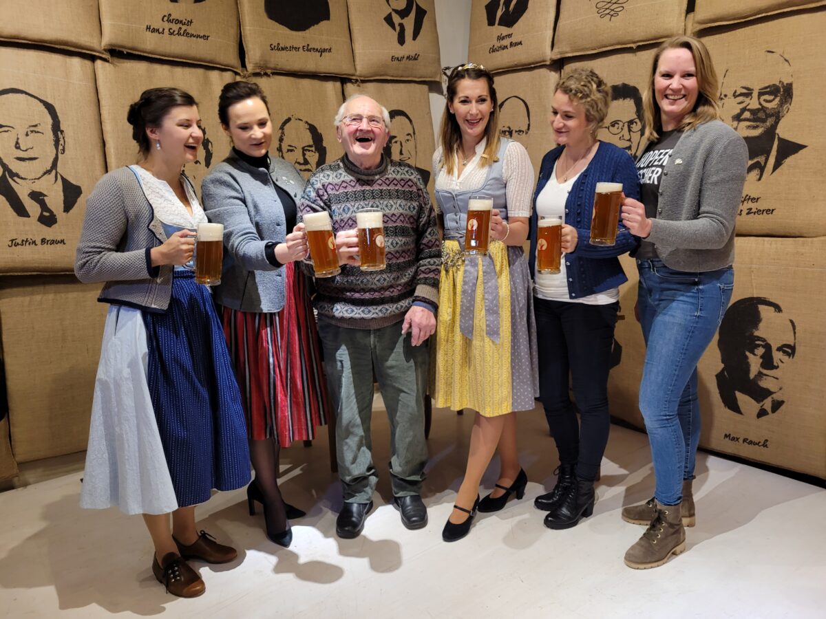 Die Bierkönigin Sarah mit Kommunbraumeister und Kolleginnen. Foto: Gabriele Buchbinder