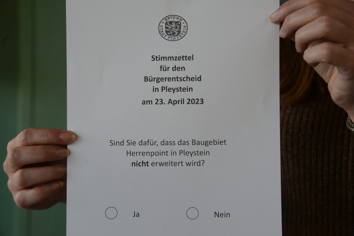 Eine schwierige Entscheidung: Die Frage auf dem Stimmzettel gab Anlass zum Nachdenken. Foto: Walter Beyerlein