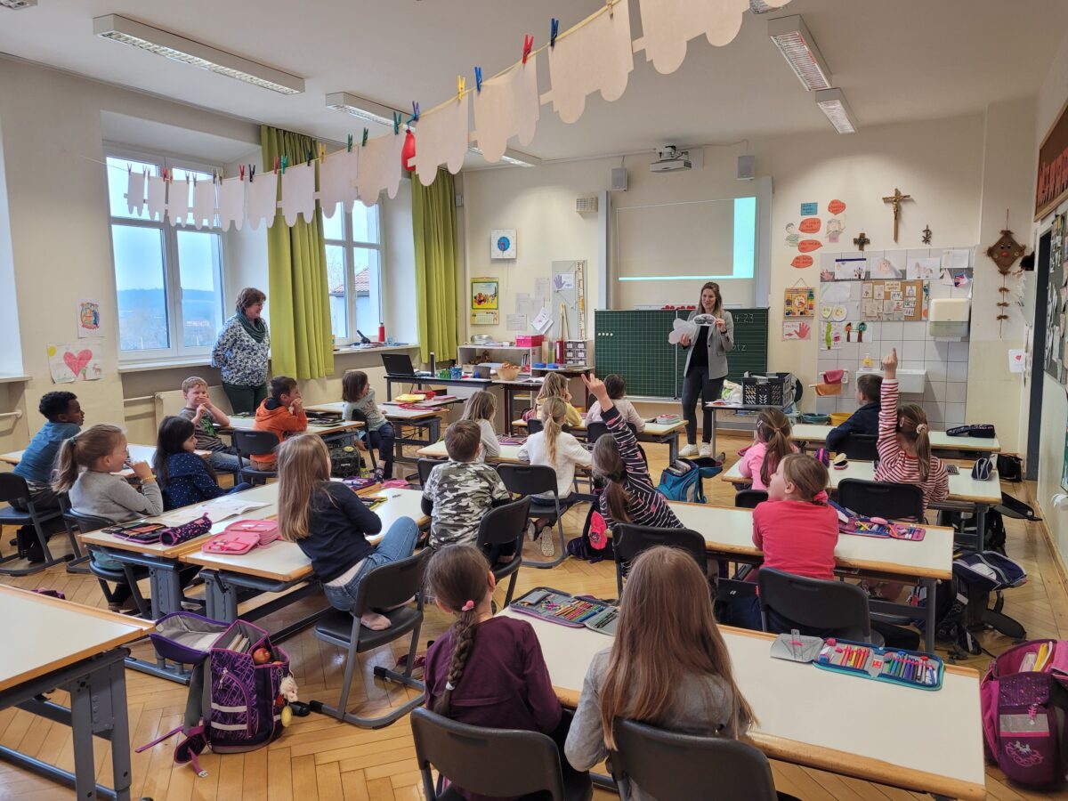Bio-Brotbox-Aktion in der 1. Klasse der Grundschule Eslarn mit Cornelia Werner (rechts) und Lehrerin Ramona Mensch. Bild Öko Modellregion