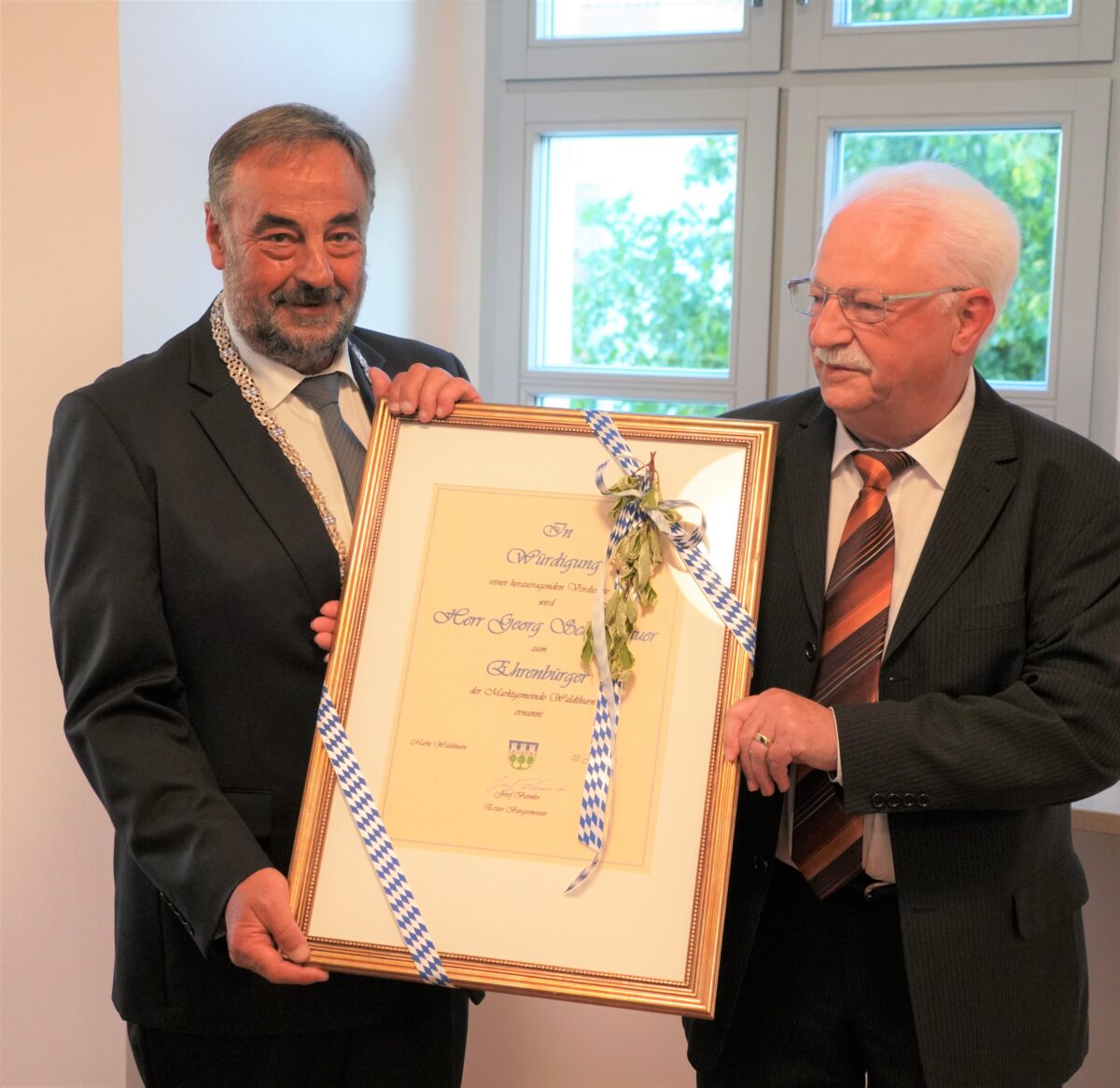 Georg Schmidbauer (rechts) ist der neue Ehrenbürger der Marktgemeinde Waldthurn. Bürgermeister Josef Beimler überreicht die Ehrenurkunde. Foto: Franz Völkl