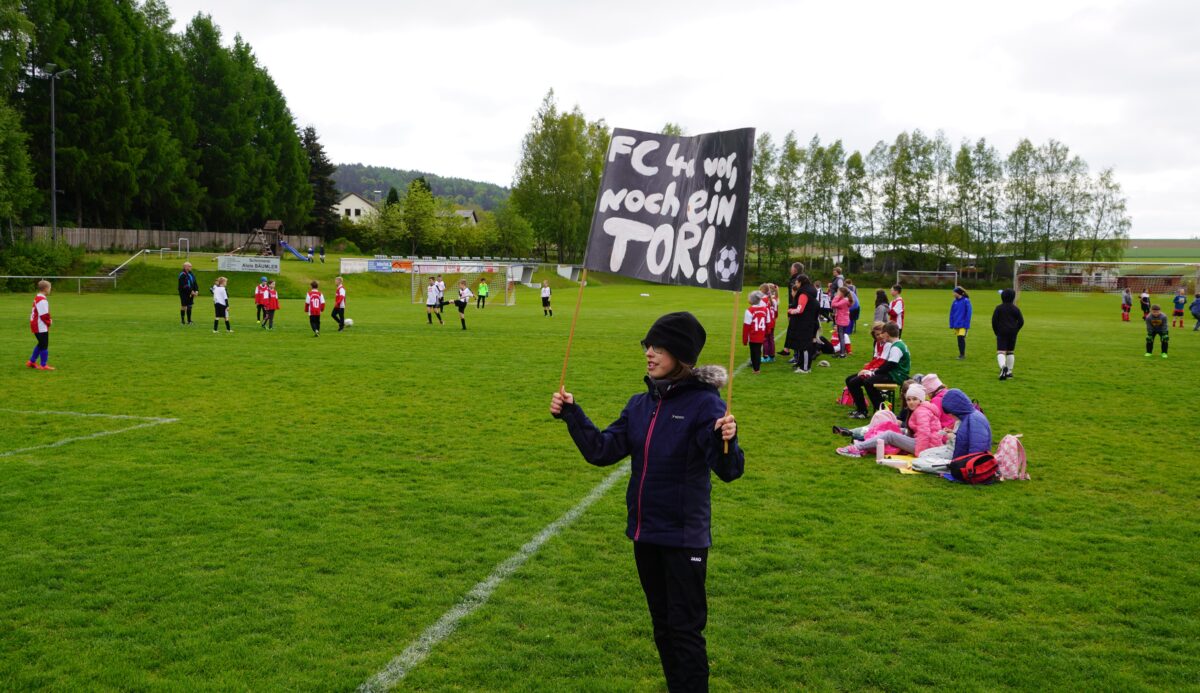 Beim Fußballturnier der Grundschulen sorgten die Fans für gute Stimmung. Foto: Franz Völkl