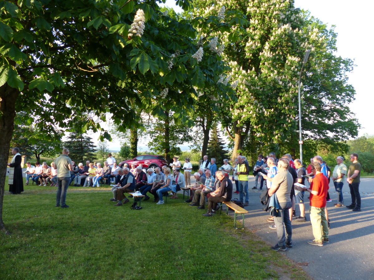 Zahlreiche Gläubige versammelten sich vor der Dorfkapelle in Gelpertsricht zur Maiandacht. Foto: Hans Meißner